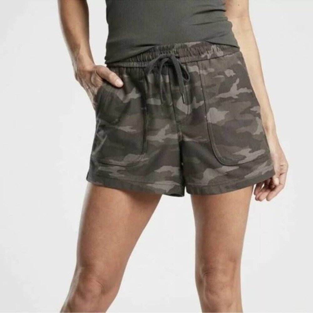 Athleta / Camo Farallon Shorts / Size 10